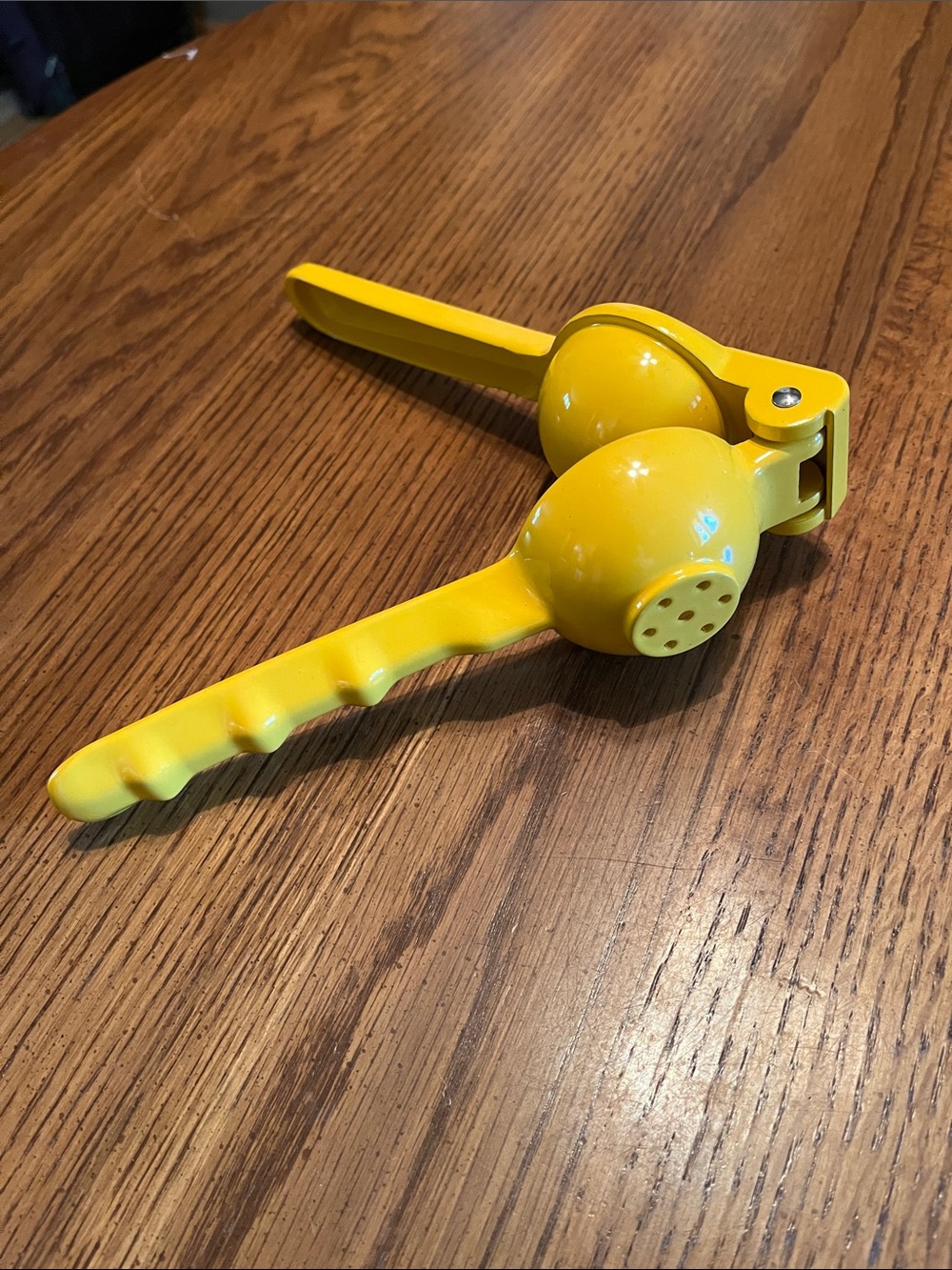 Bright yellow lemon juicer - Picture 2 of 3